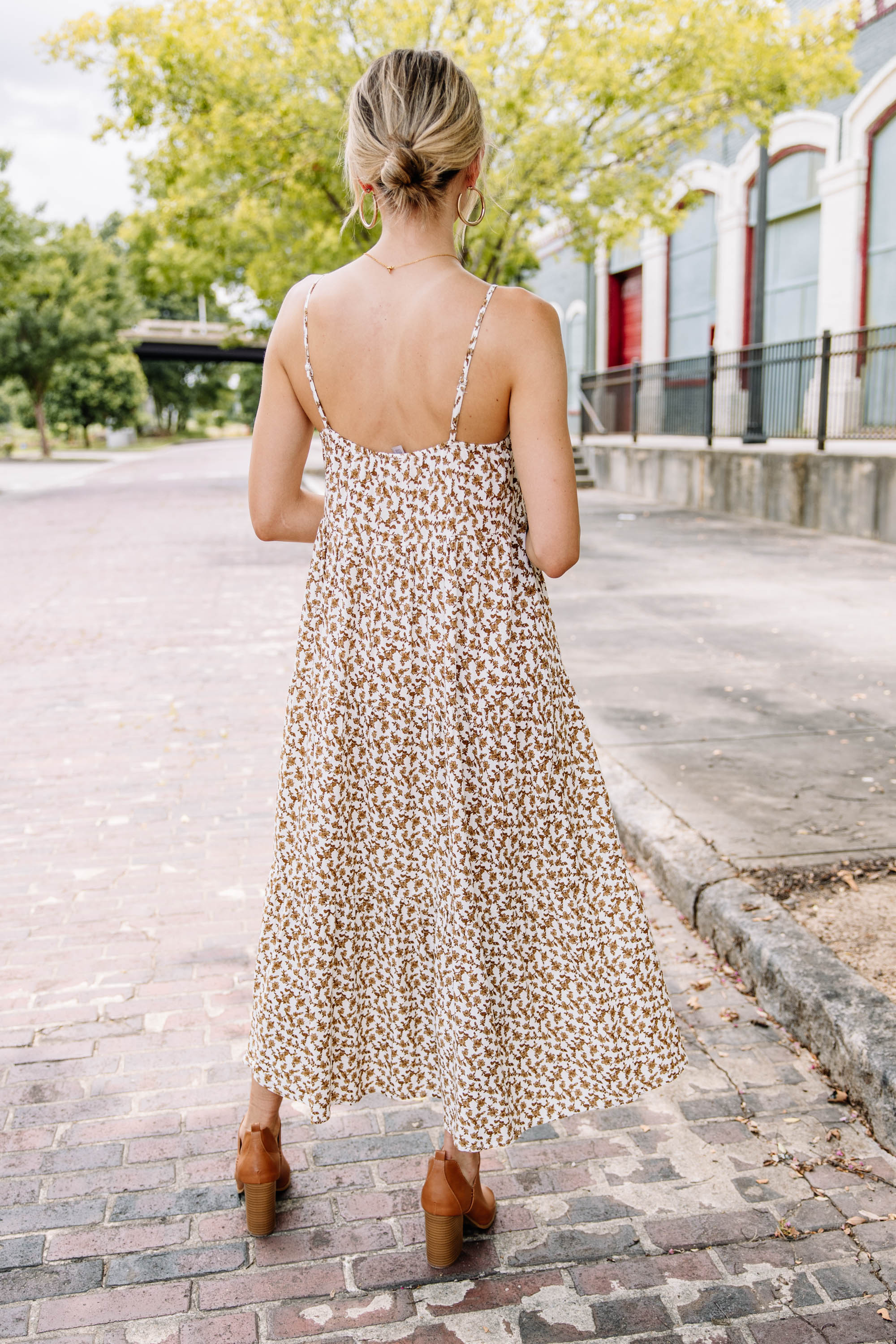 Irresistible White Floral Maxi Dress: Connect with Style!