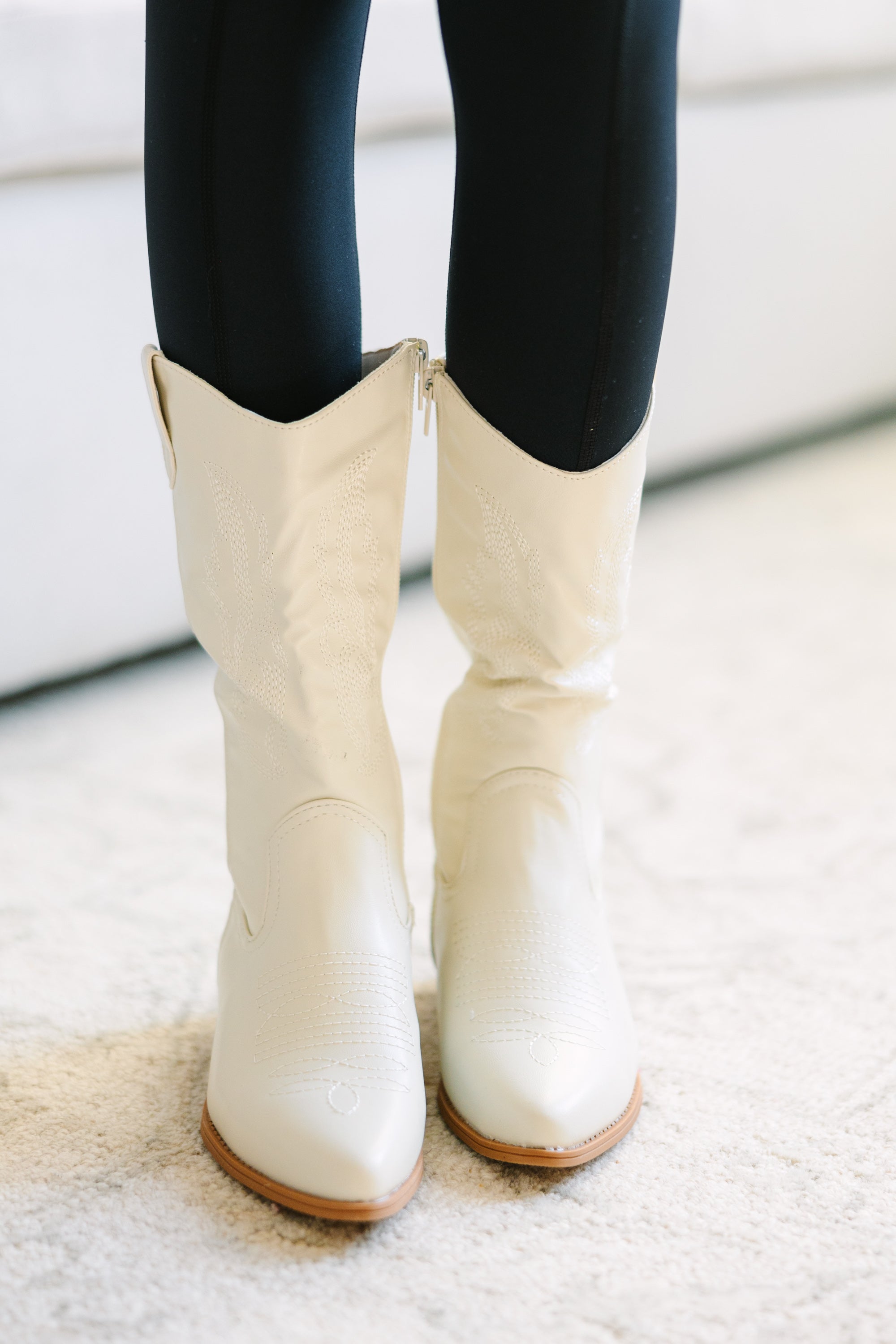Gorgeous Cream - White Boots for Girls: On Your Way!