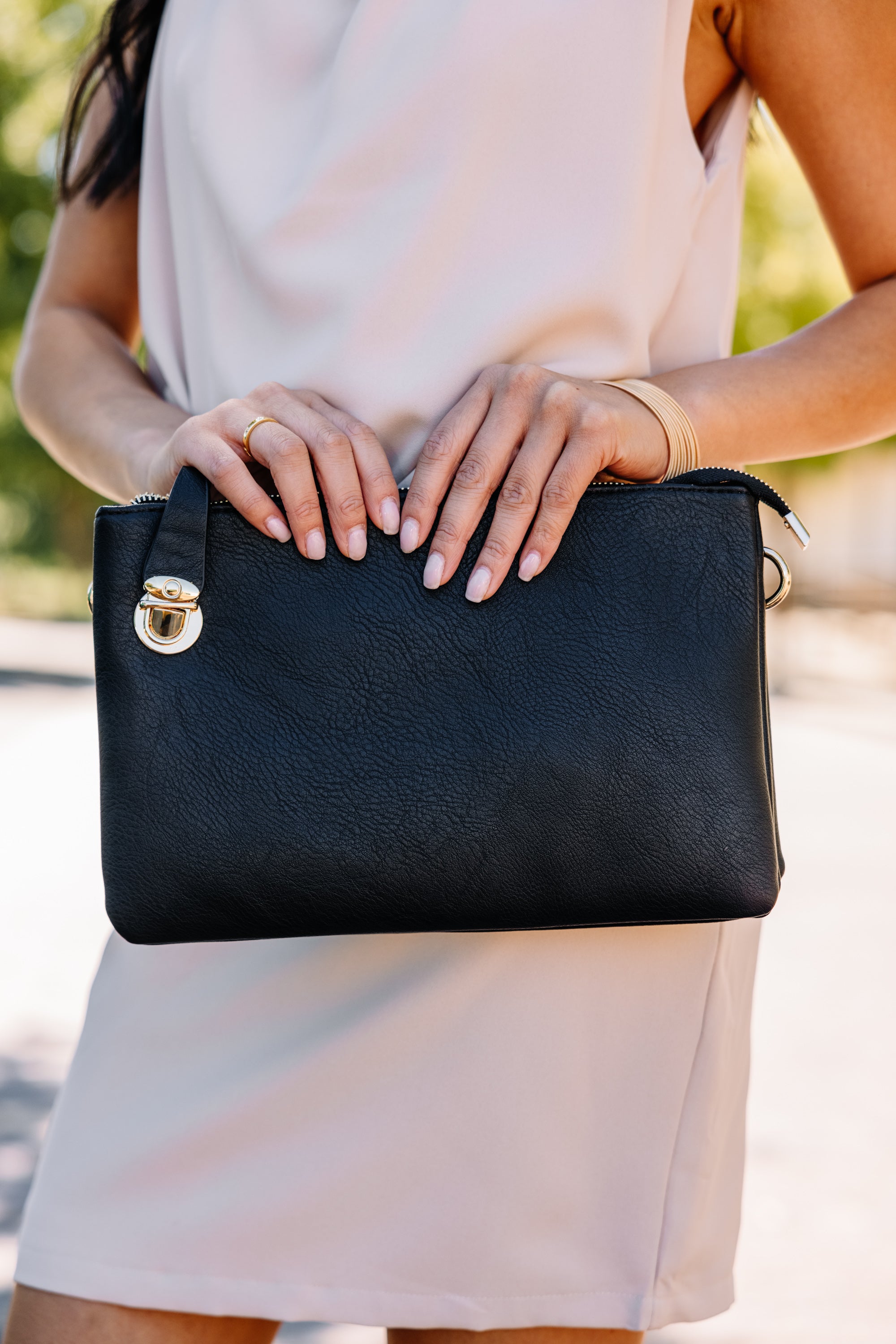 Stylish All-In-Favor Black Purse - A Must-Have Accessory
