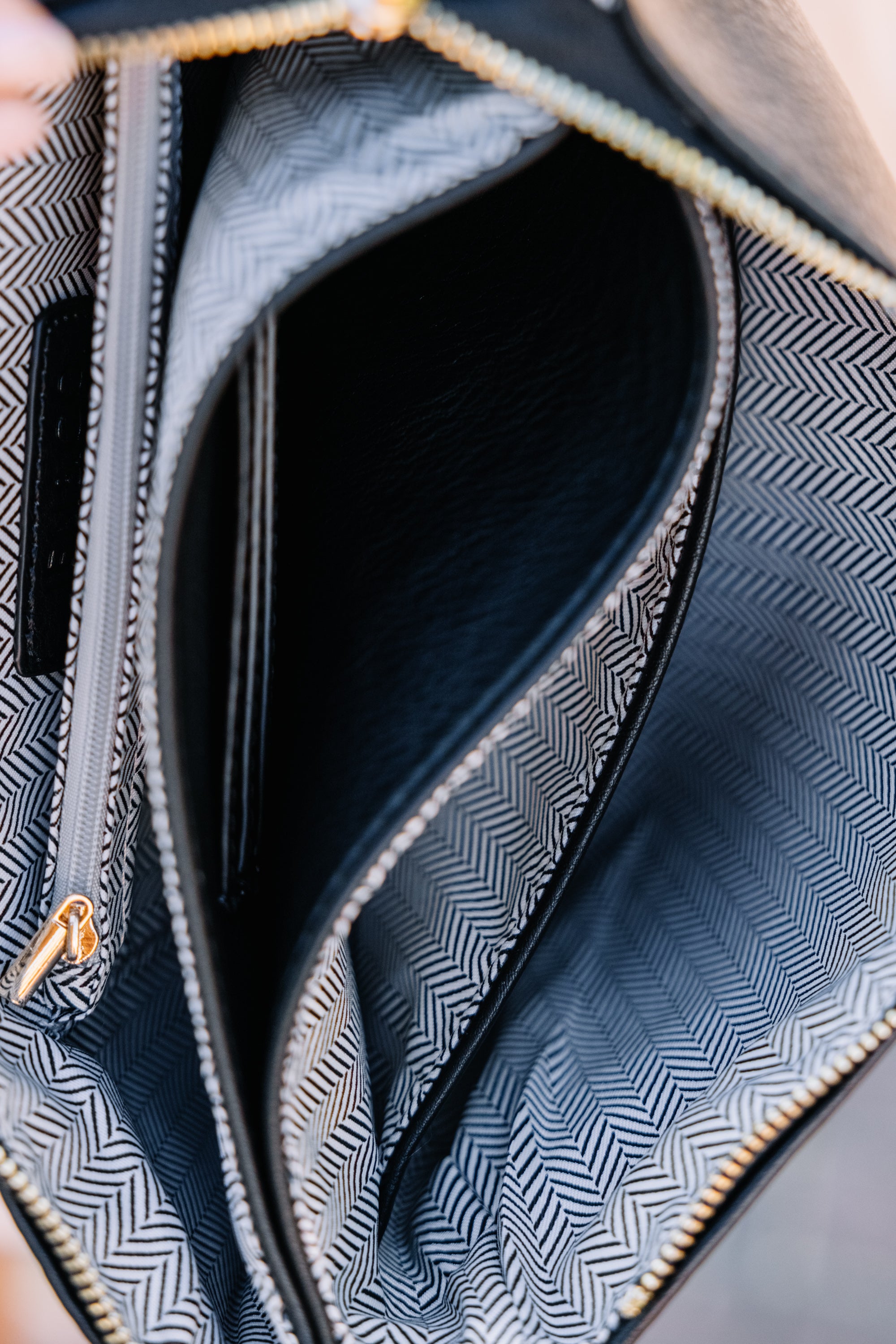 Stylish All-In-Favor Black Purse - A Must-Have Accessory