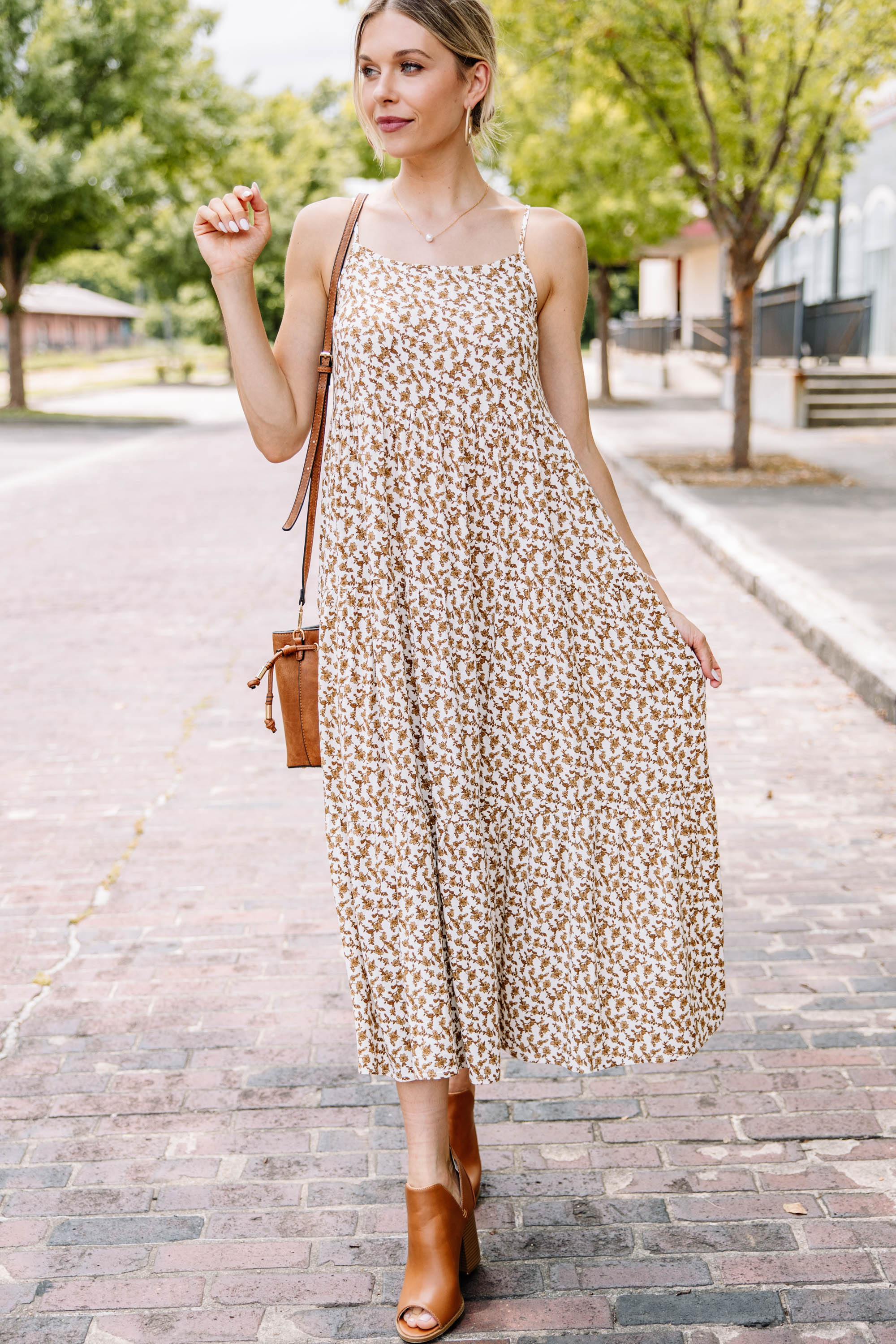 Irresistible White Floral Maxi Dress: Connect with Style!