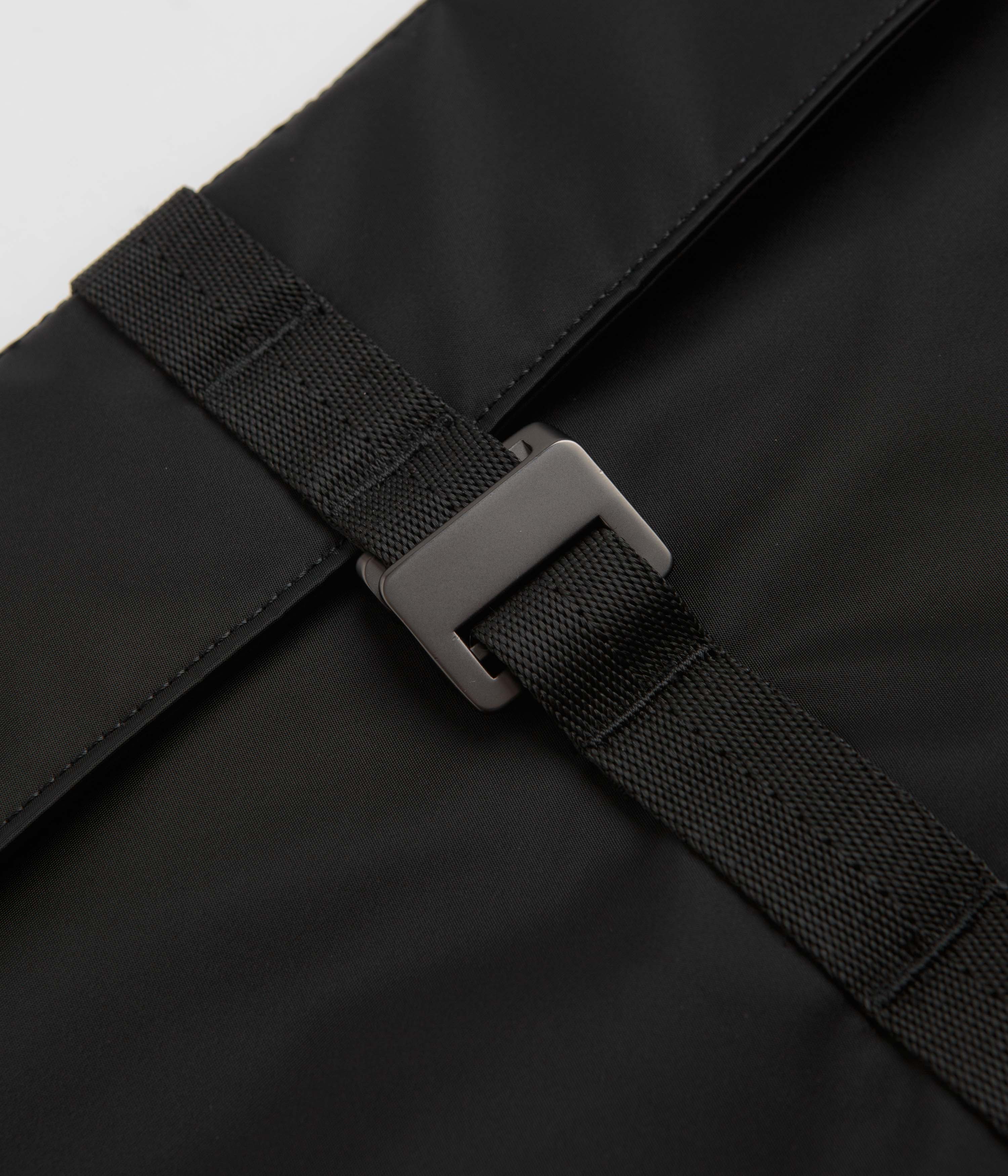 D_b_ 13-inch Essential Laptop Sleeve - Stylish Black Out