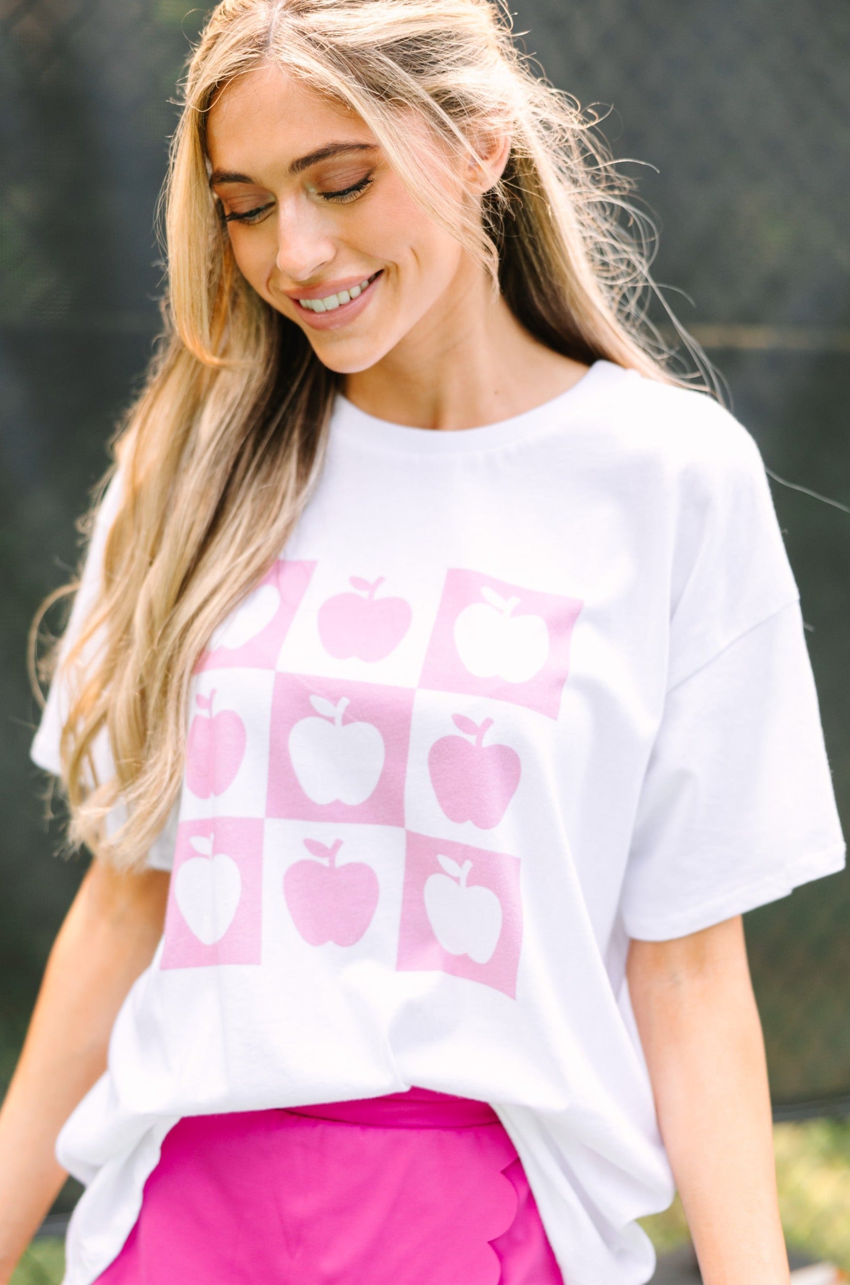 Back to School White Apple Graphic Tee - A Must - Have for Teachers!